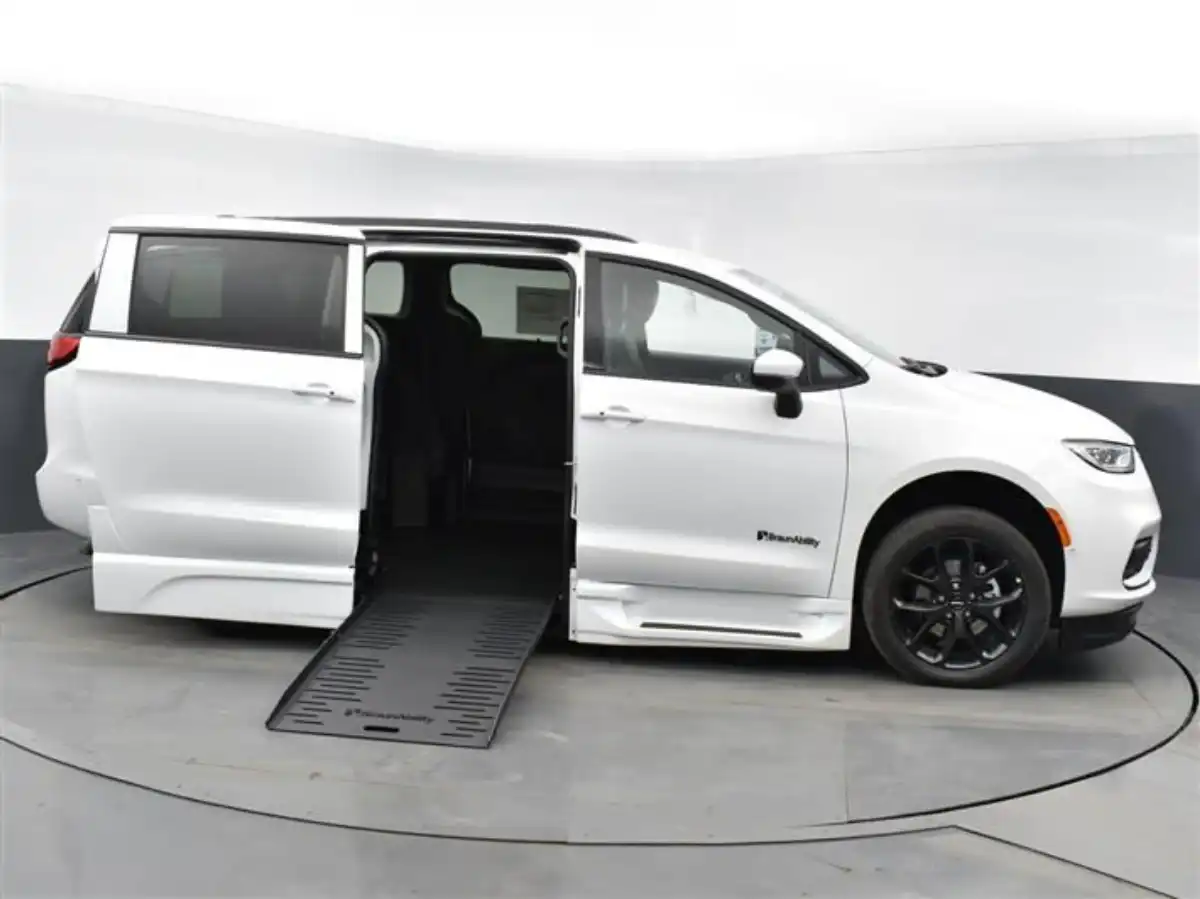 2023 Chrysler Pacifica Touring L's photo