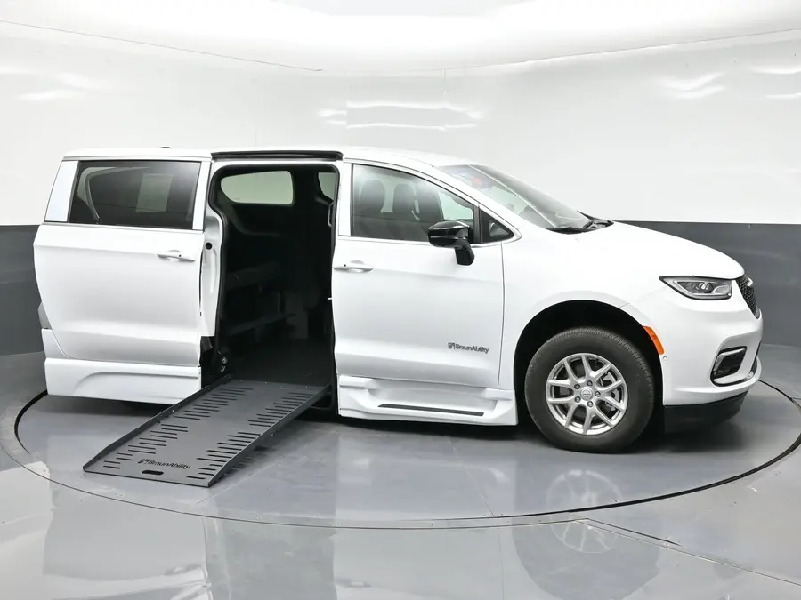 2026 Chrysler Pacifica Select photo 5
