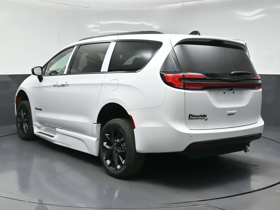 2026 Chrysler Pacifica Select photo 3