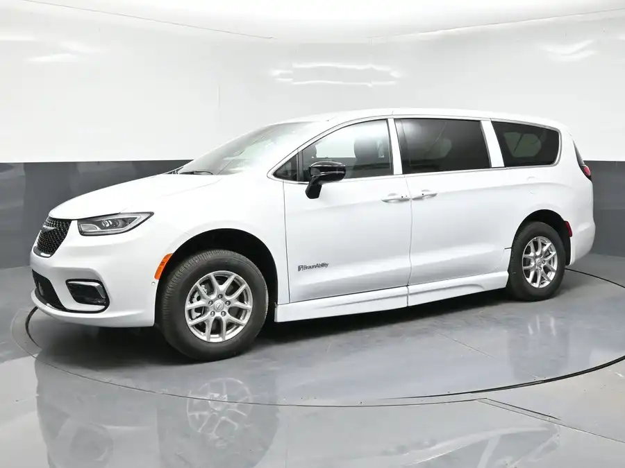 2026 Chrysler Pacifica Select's photo