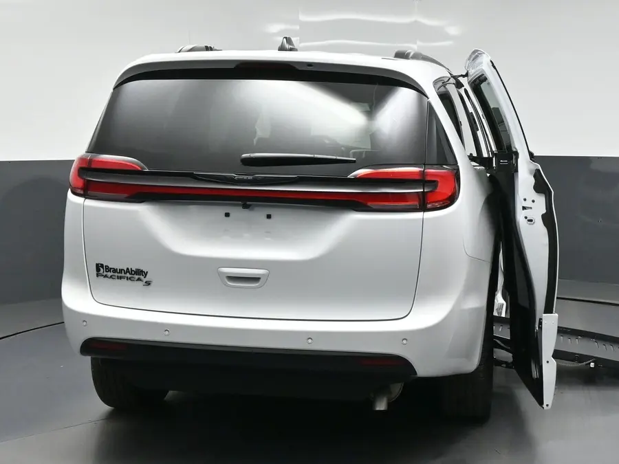 2026 Chrysler Pacifica Select photo 4