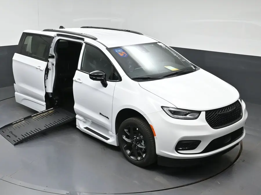 2026 Chrysler Pacifica Select photo 4