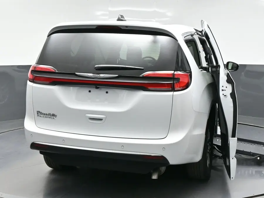 2026 Chrysler Pacifica Select photo 3