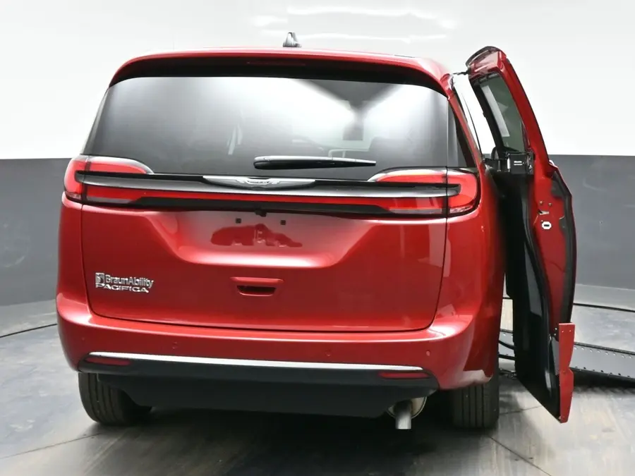 2026 Chrysler Pacifica Select photo 4