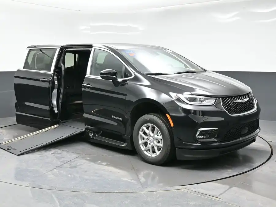 2026 Chrysler Pacifica Select's photo