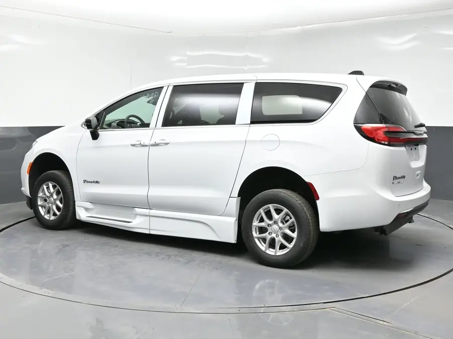 2026 Chrysler Pacifica Select photo 4