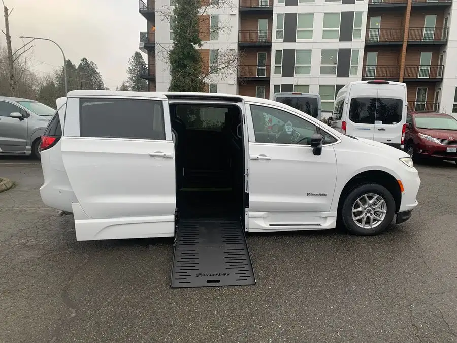 2025 Chrysler Pacifica Select photo 1