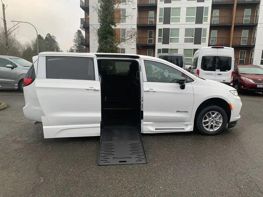 2025 Chrysler Pacifica Select's photo