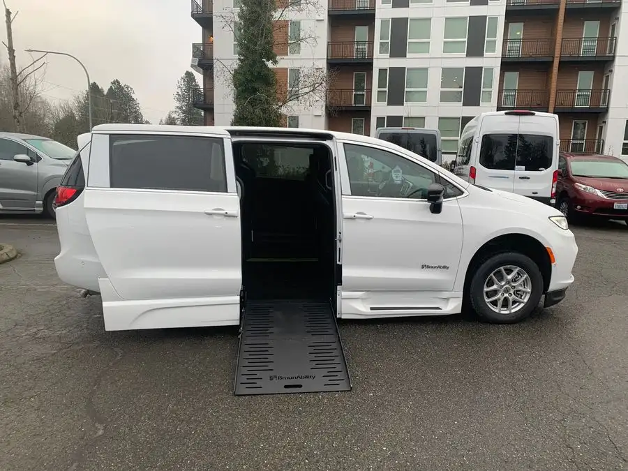 2025 Chrysler Pacifica Select's photo