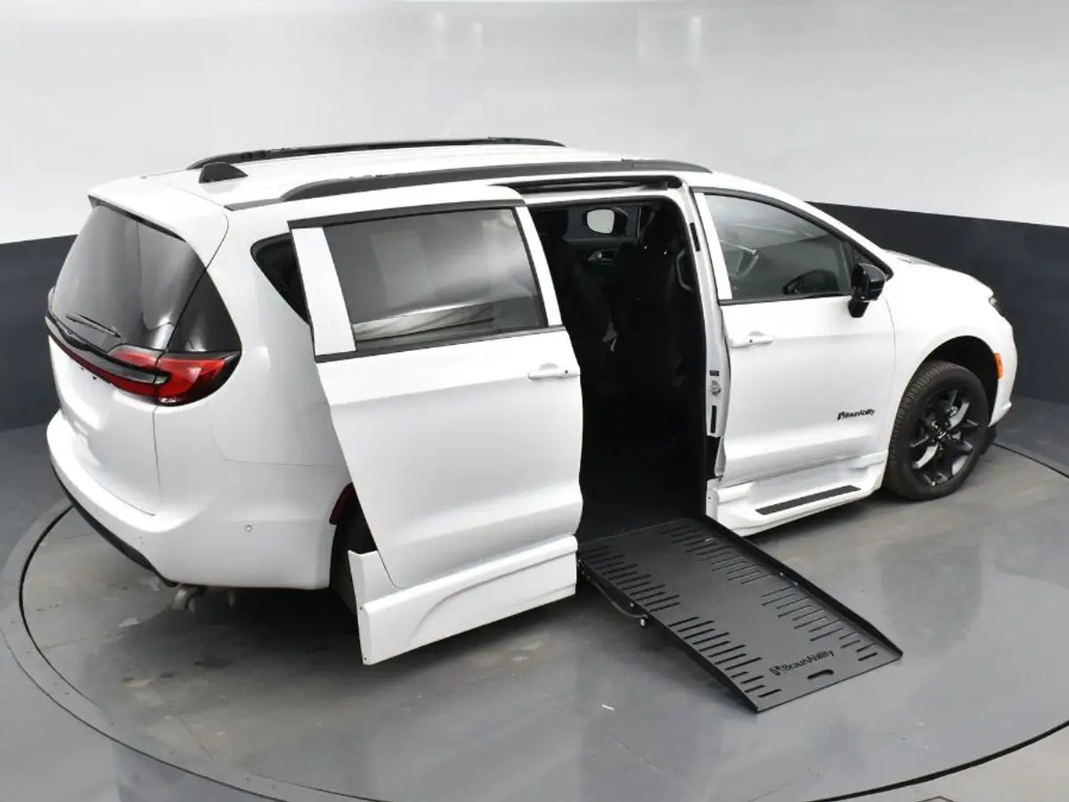 2024 Chrysler Pacifica Touring L photo 1