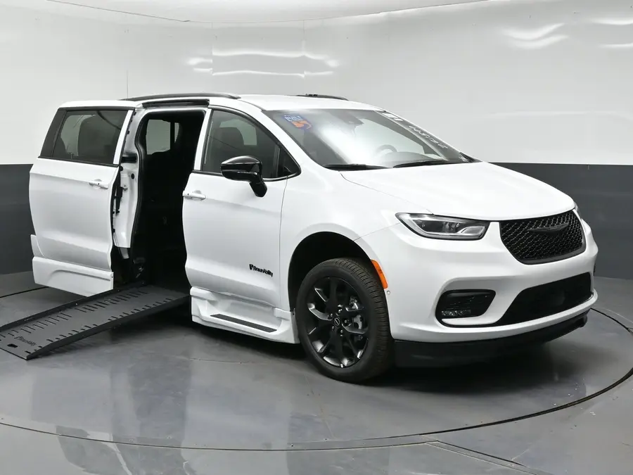 2026 Chrysler Pacifica Select photo 3