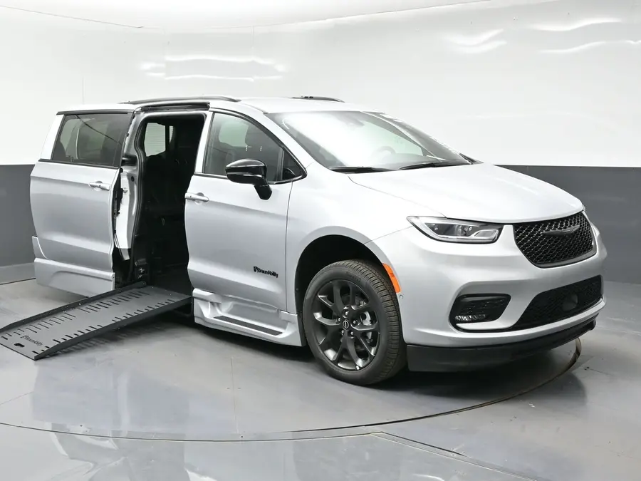2026 Chrysler Pacifica Select photo 3