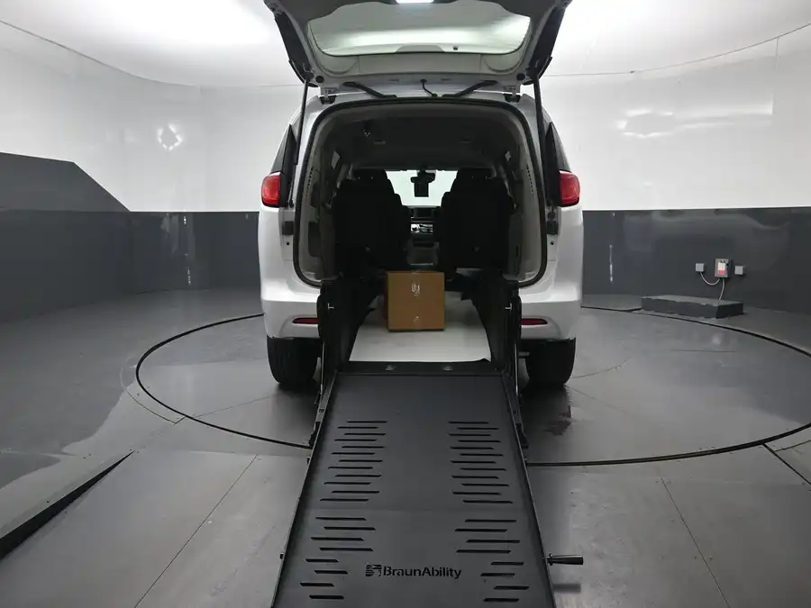 2023 Chrysler Voyager LX's photo