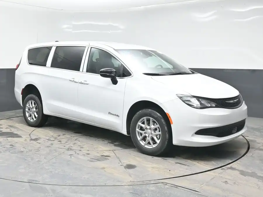 2025 Chrysler Voyager LX's photo
