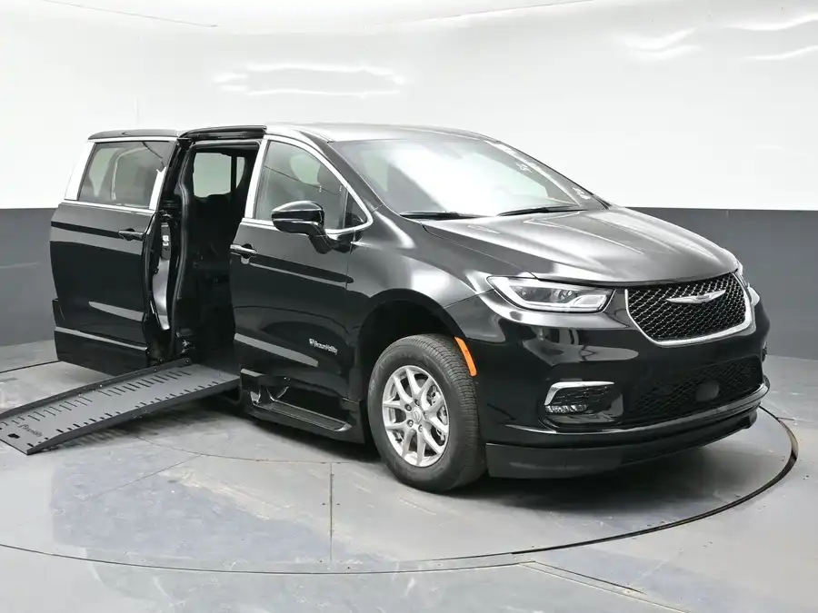 2026 Chrysler Pacifica Select's photo