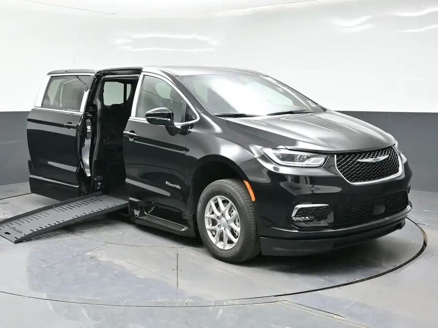 2026 Chrysler Pacifica Select photo 1