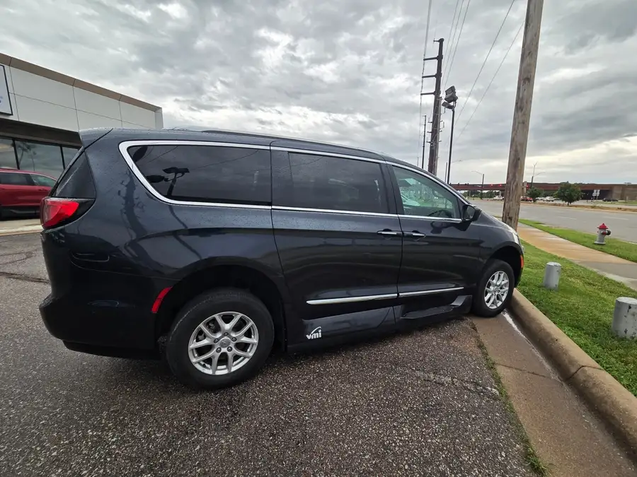 2020 Chrysler Pacifica Touring L's photo