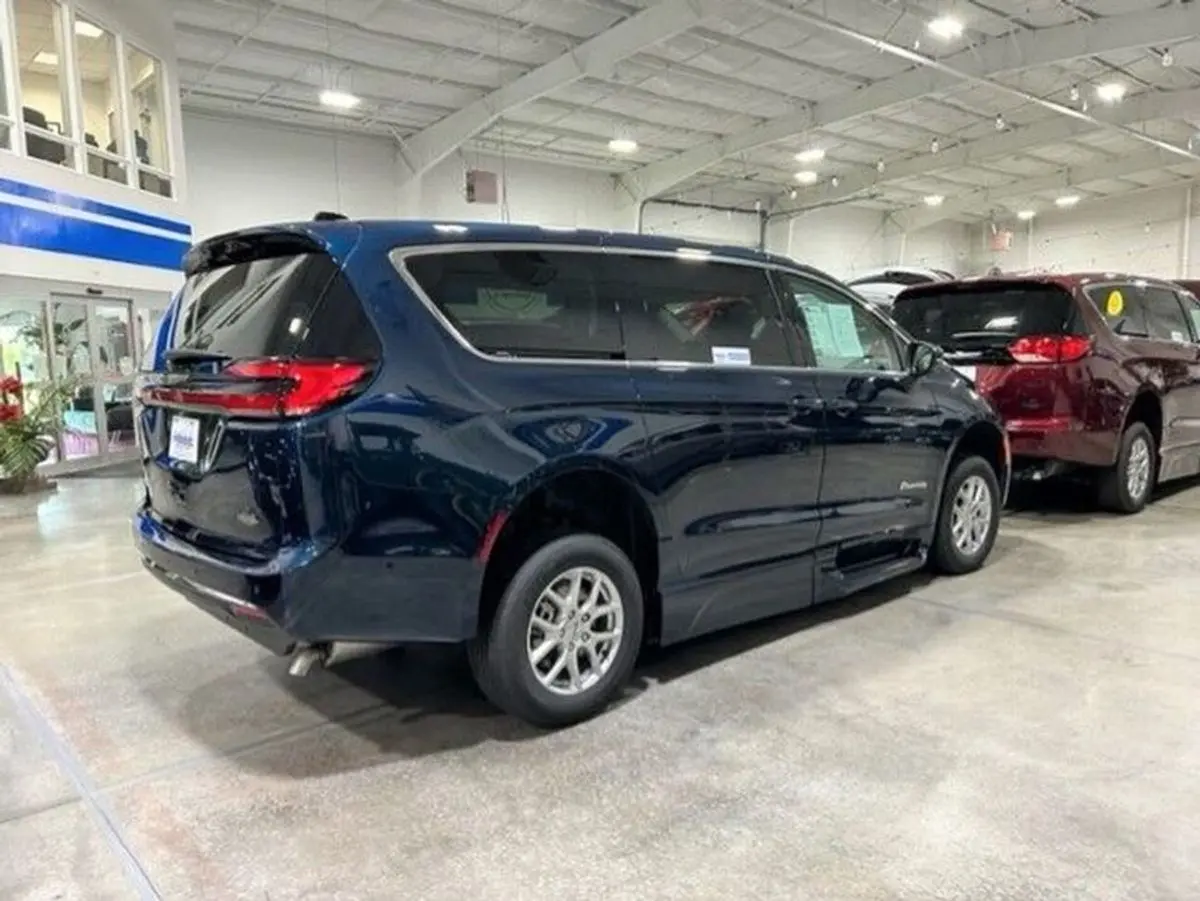 2023 Chrysler Pacifica Touring L photo 3