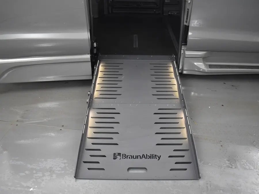 2025 Chrysler Pacifica Select photo 3