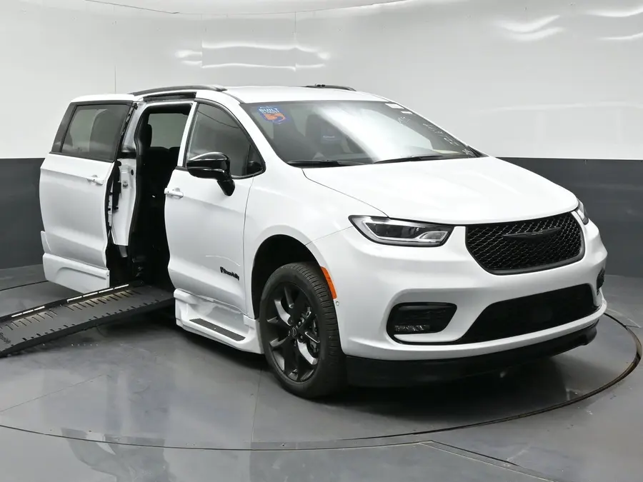 2026 Chrysler Pacifica Select photo 3