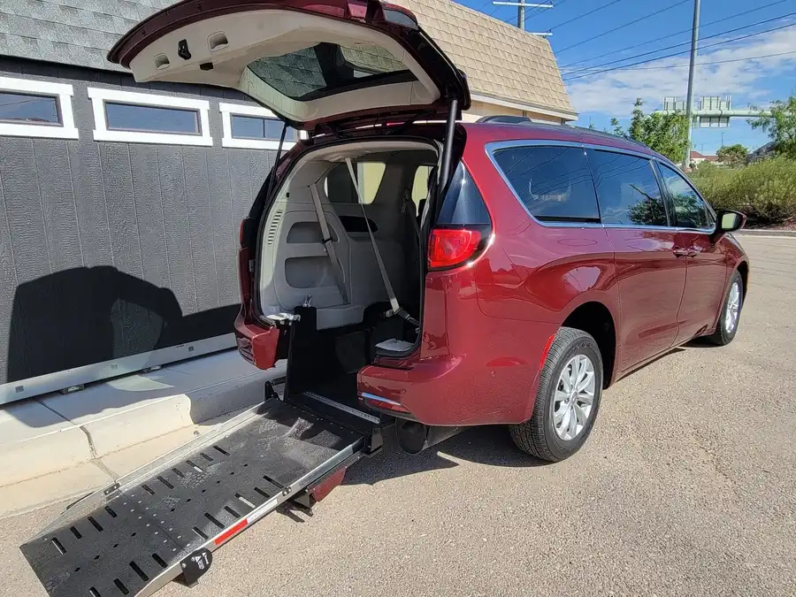 2019 Chrysler Pacifica Touring Plus's photo