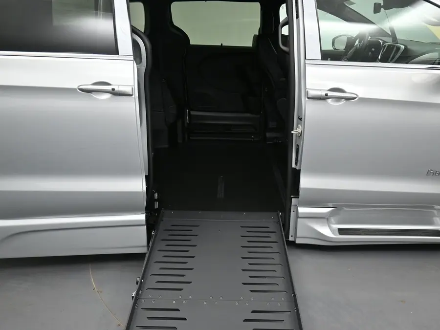 2026 Chrysler Pacifica Select photo 3