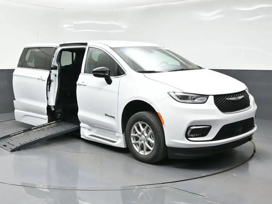 2026 Chrysler Pacifica Select's photo