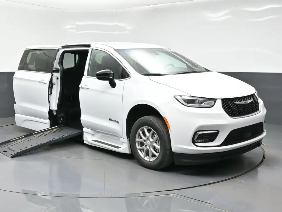2026 Chrysler Pacifica Select photo 1