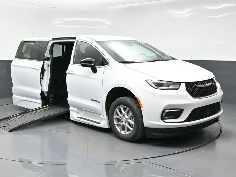 2026 Chrysler Pacifica Select's photo