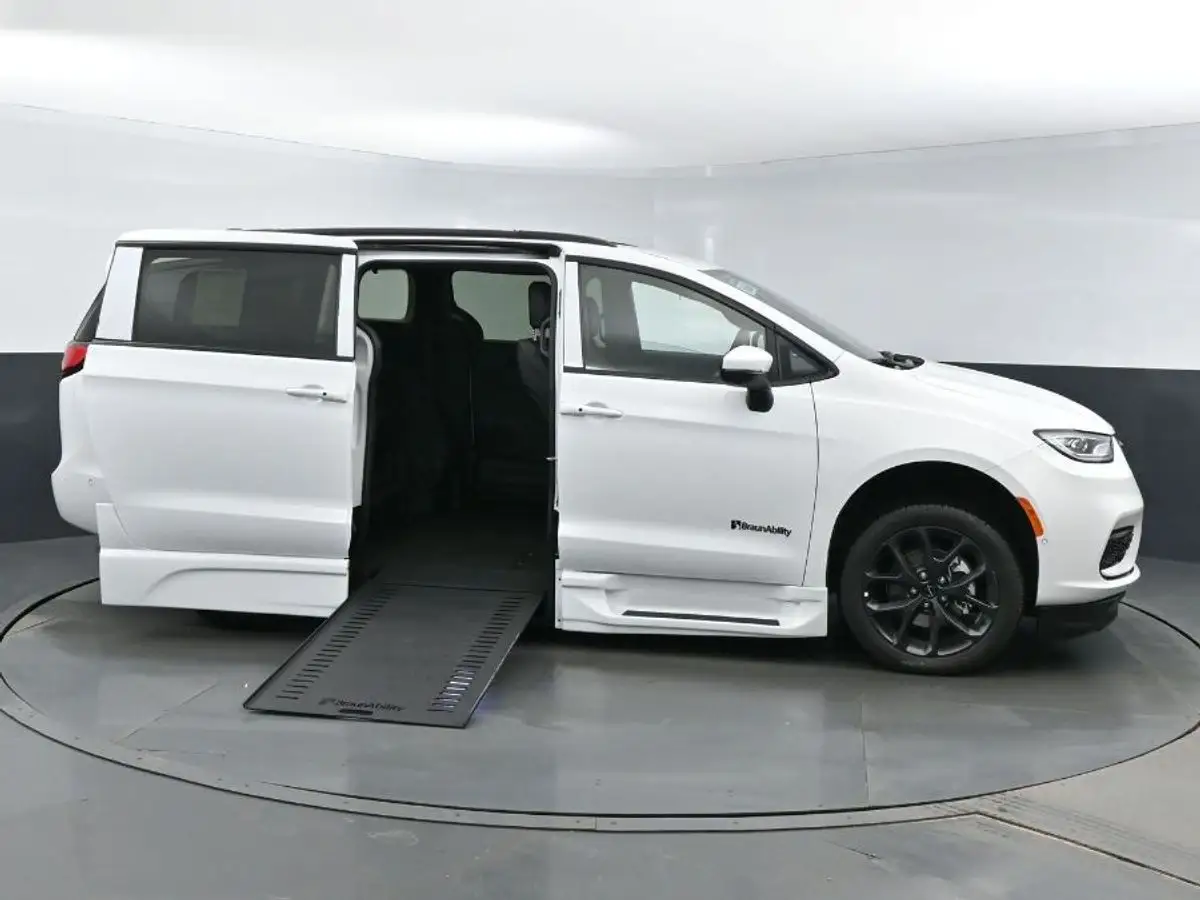 2023 Chrysler Pacifica Touring L photo 1