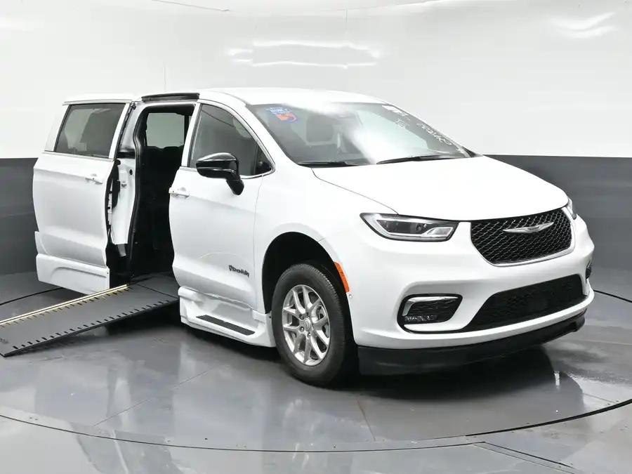 2026 Chrysler Pacifica Select's photo
