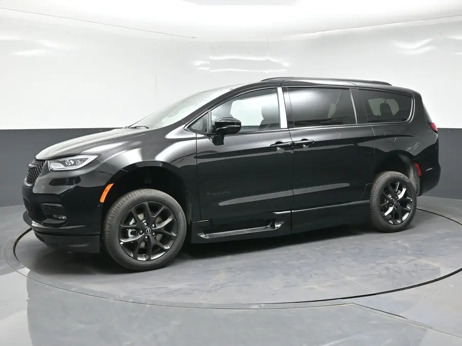 2026 Chrysler Pacifica Select photo 3