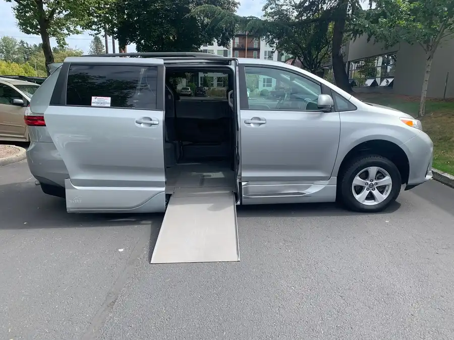 2019 Toyota Sienna LE V6 7-Passenger Access Seat's photo