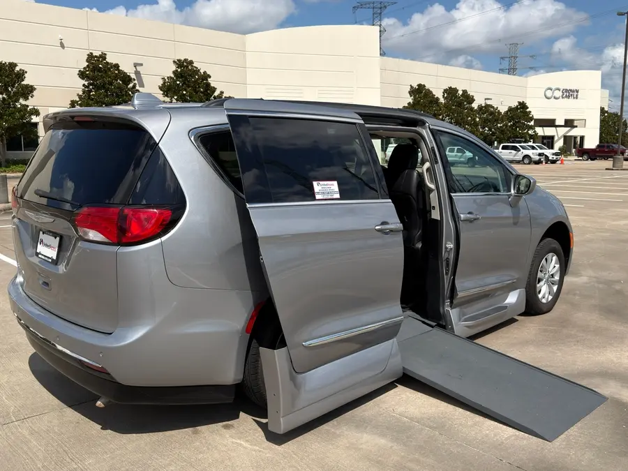 2017 Chrysler Pacifica Touring L photo 3