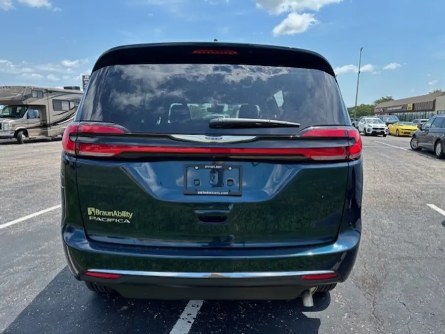 2025 Chrysler Pacifica Select photo 5
