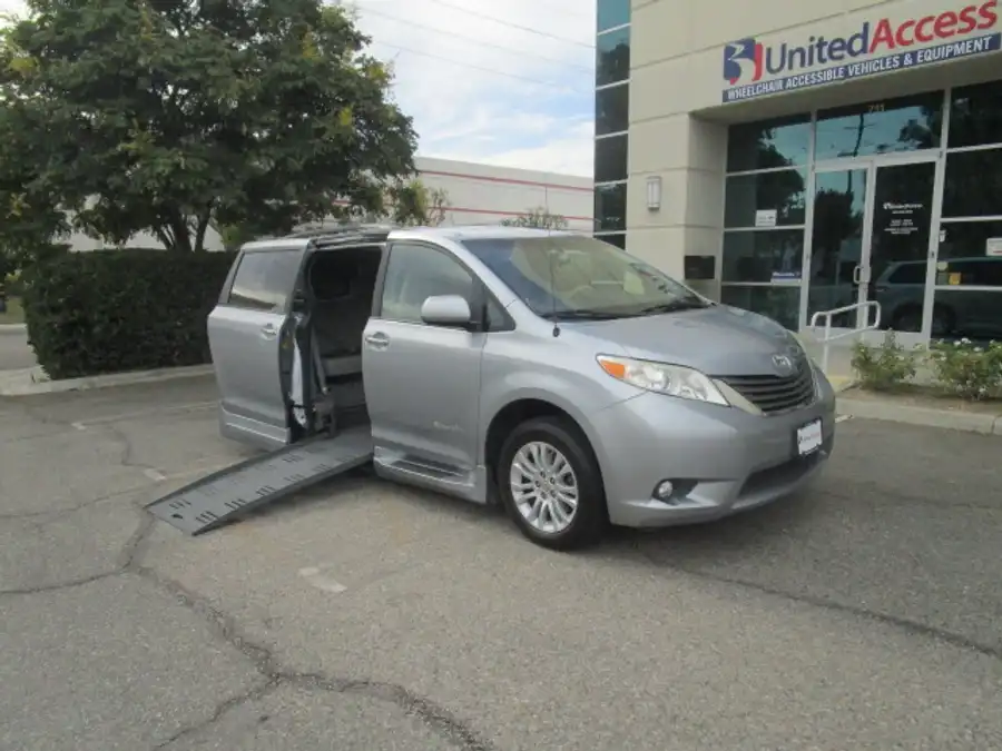 2014 Toyota Sienna XLE V6 7-Passenger Access Seat's photo