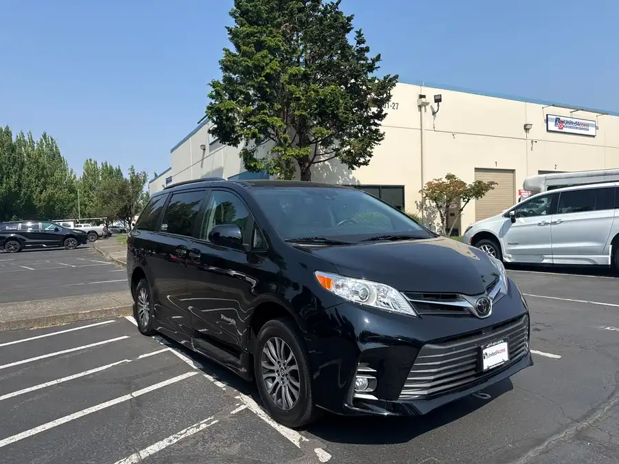 2020 Toyota Sienna XLE Premium V6 8-Passenger FWD's photo