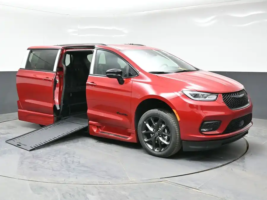 2026 Chrysler Pacifica Select's photo