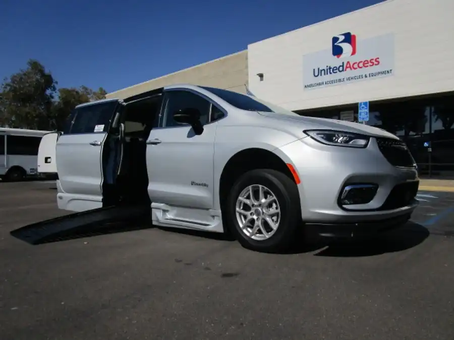 2026 Chrysler Pacifica Select's photo
