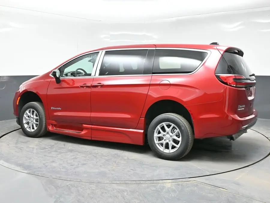 2026 Chrysler Pacifica Select photo 4
