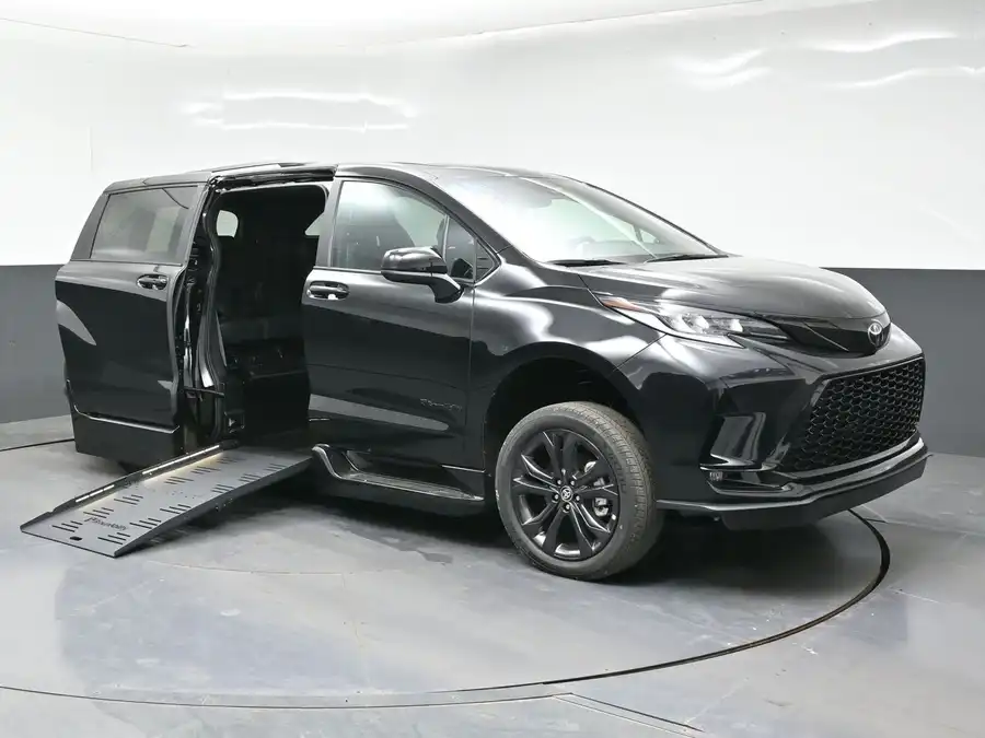 2026 Toyota Sienna XSE 7-Passenger Hybrid FWD's photo