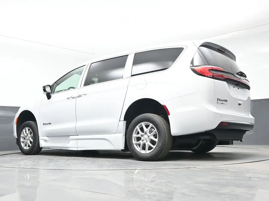 2027 Chrysler Pacifica Select's photo