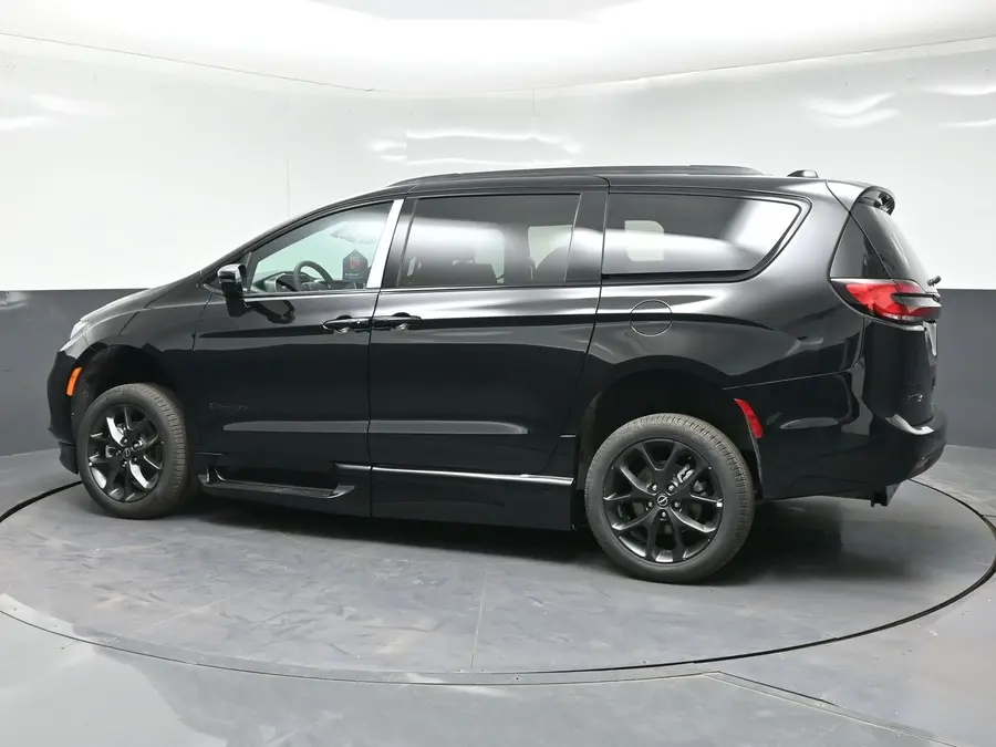 2026 Chrysler Pacifica Select photo 4