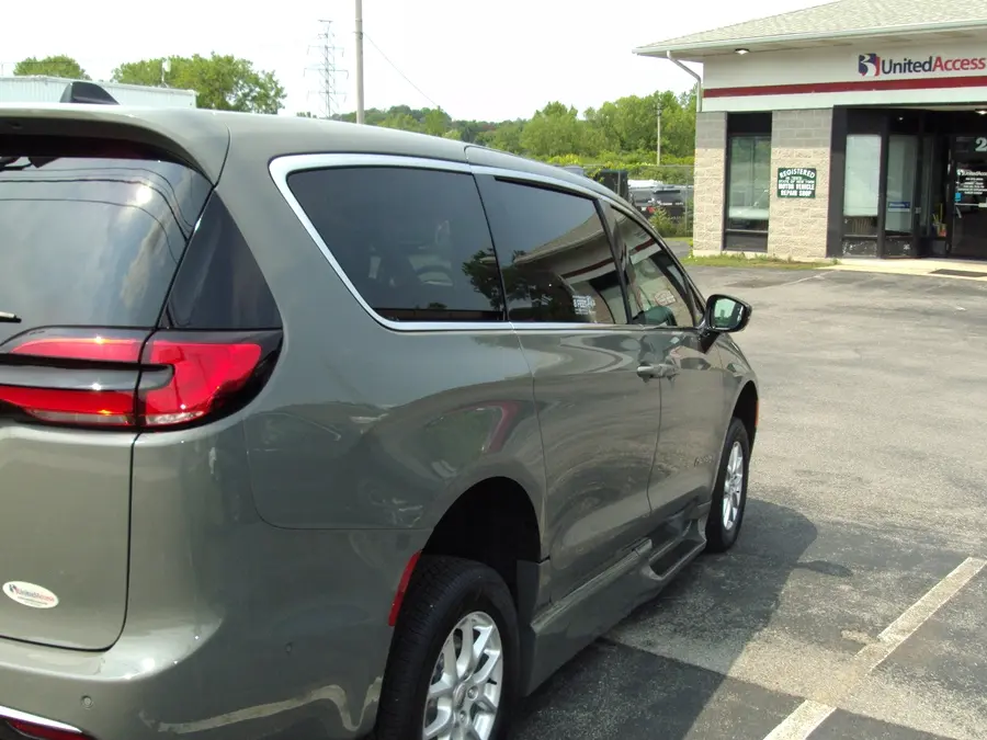 2025 Chrysler Pacifica Select photo 3
