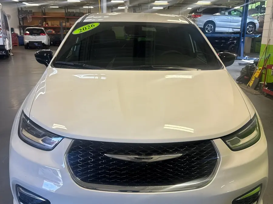 2026 Chrysler Pacifica Select photo 3