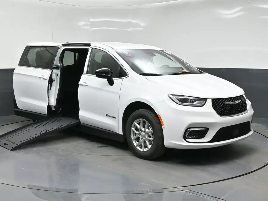 2026 Chrysler Pacifica Select's photo