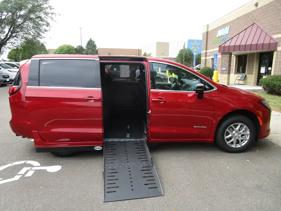 2027 Chrysler Pacifica Select's photo