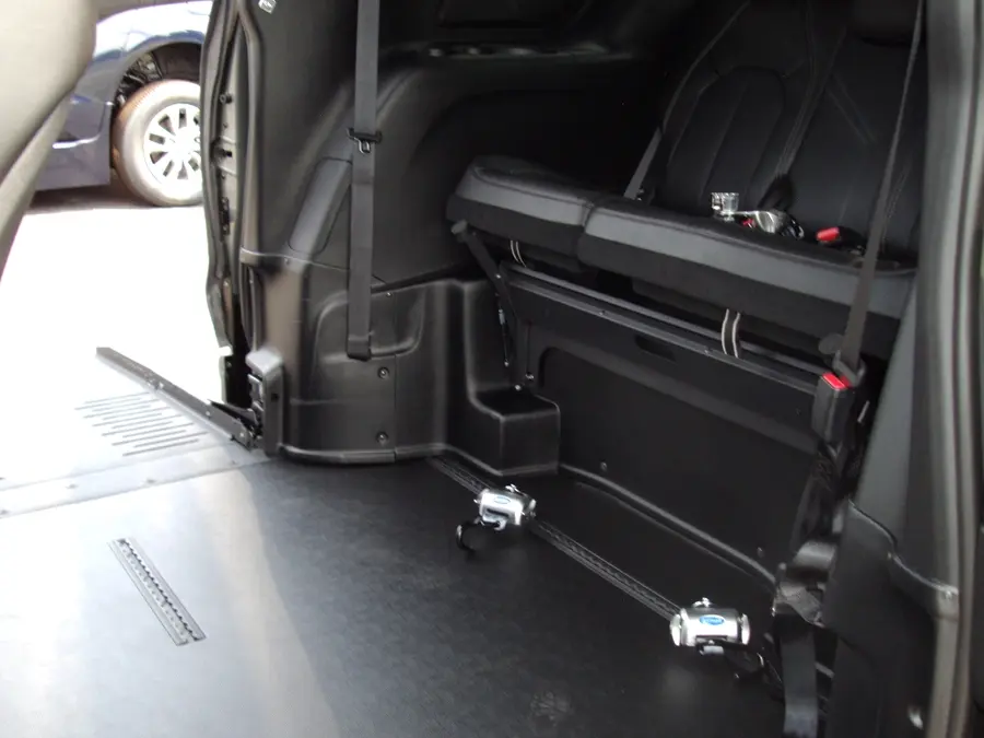 2025 Chrysler Pacifica Select photo 5