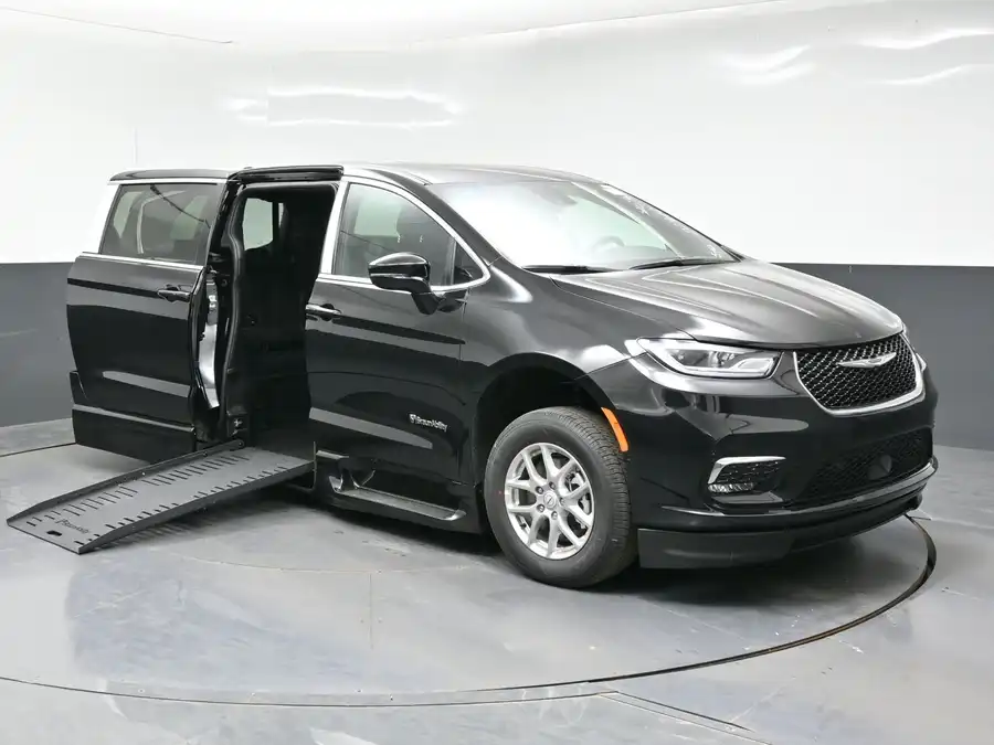 2026 Chrysler Pacifica Select's photo