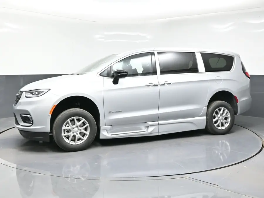 2026 Chrysler Pacifica Select photo 3